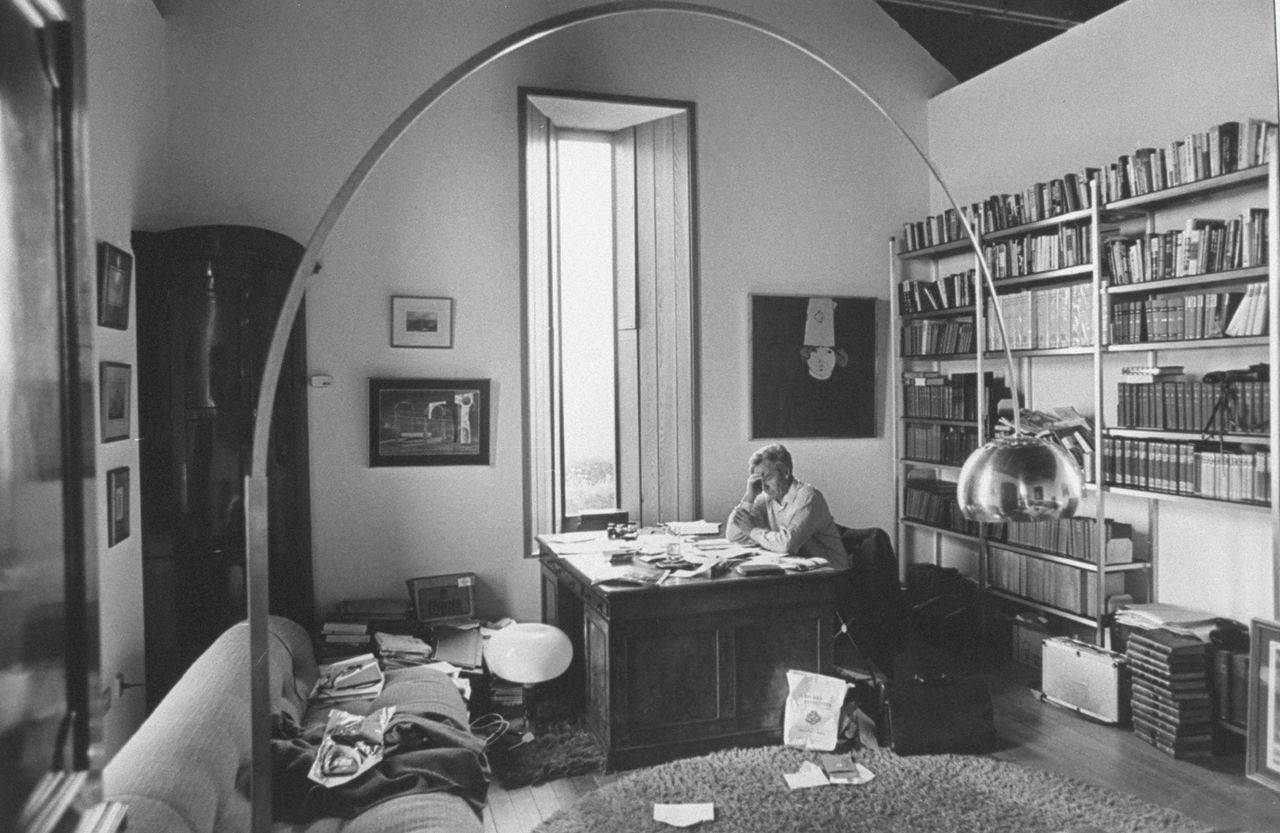 David Cornwell alias John Le Carré in zijn werkkamer in het Engelse Penzance, in 1974