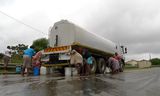 Een tankwagen brengt drinkwater in de township Inanda, bij Durban.
