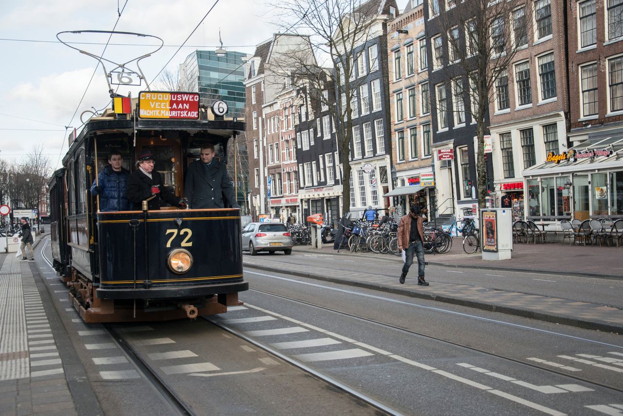 Een museumtram rijdt in maart 2018 door Amsterdam.