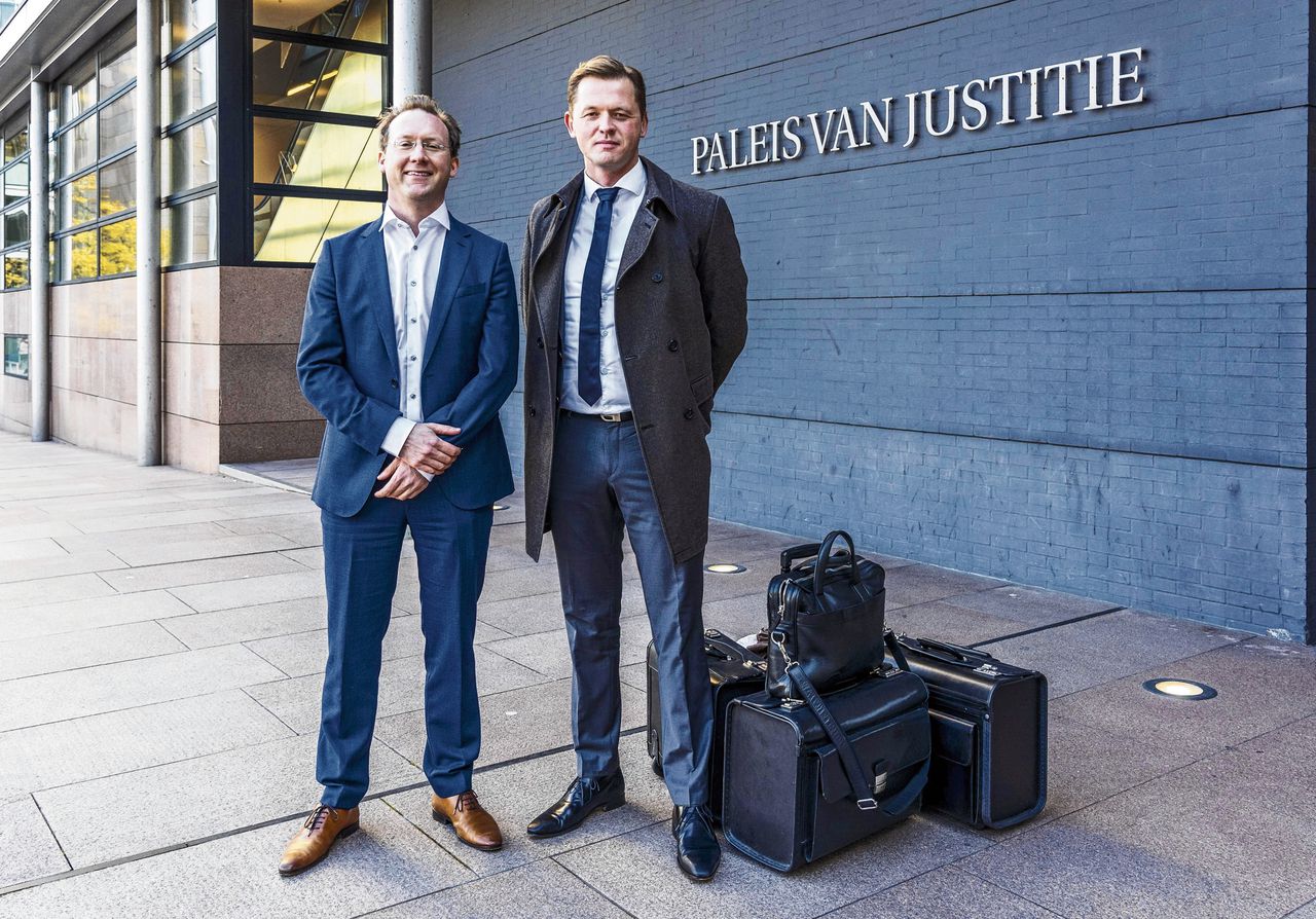Advocaten Anton Ekker (L) en Douwe Linders van de privacy-eisers.