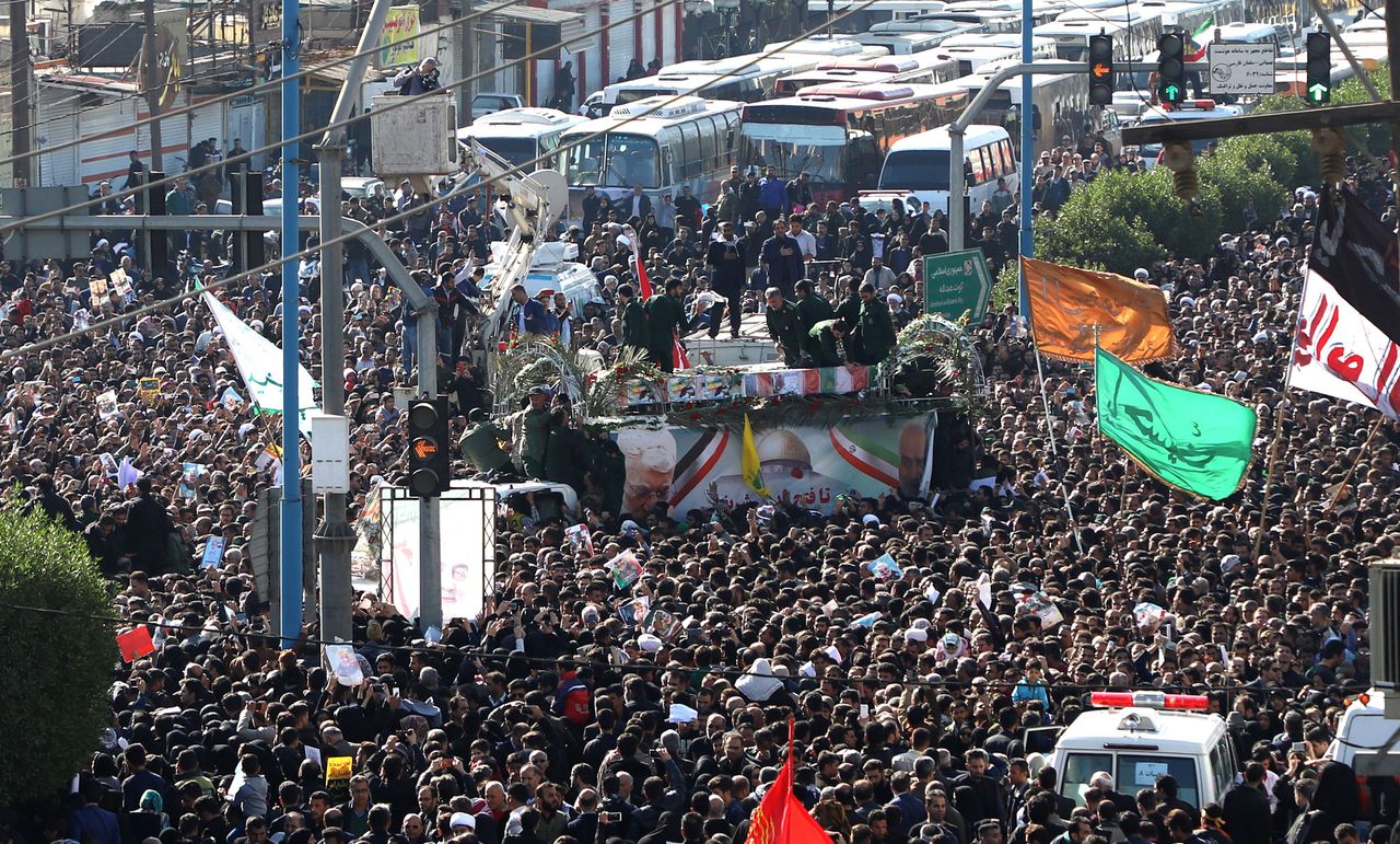 Duizenden mensen zijn in Iran de straat op gegaan om de dood van Soleimani te herdenken.