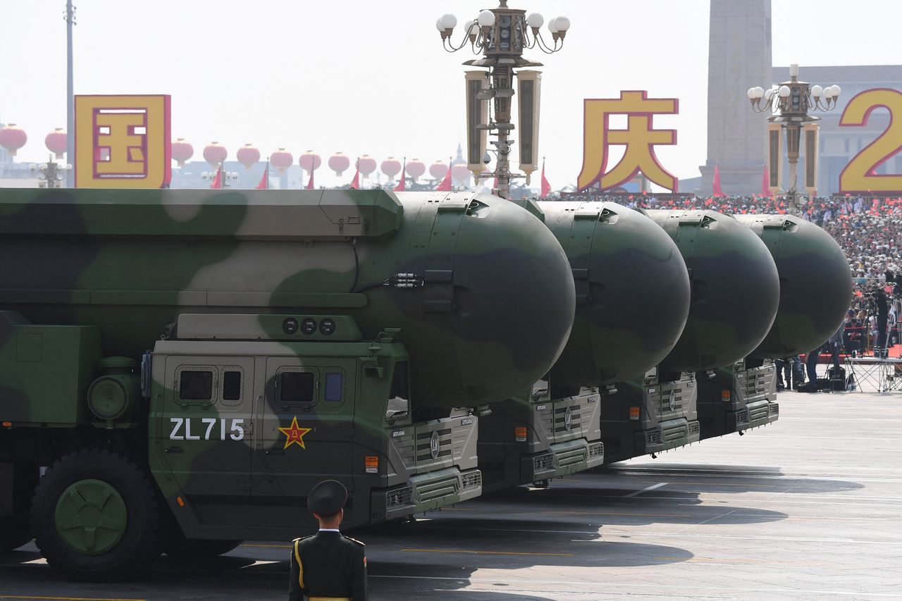 Intercontinentale ballistische raketten tijdens een militaire parade in Beijing.