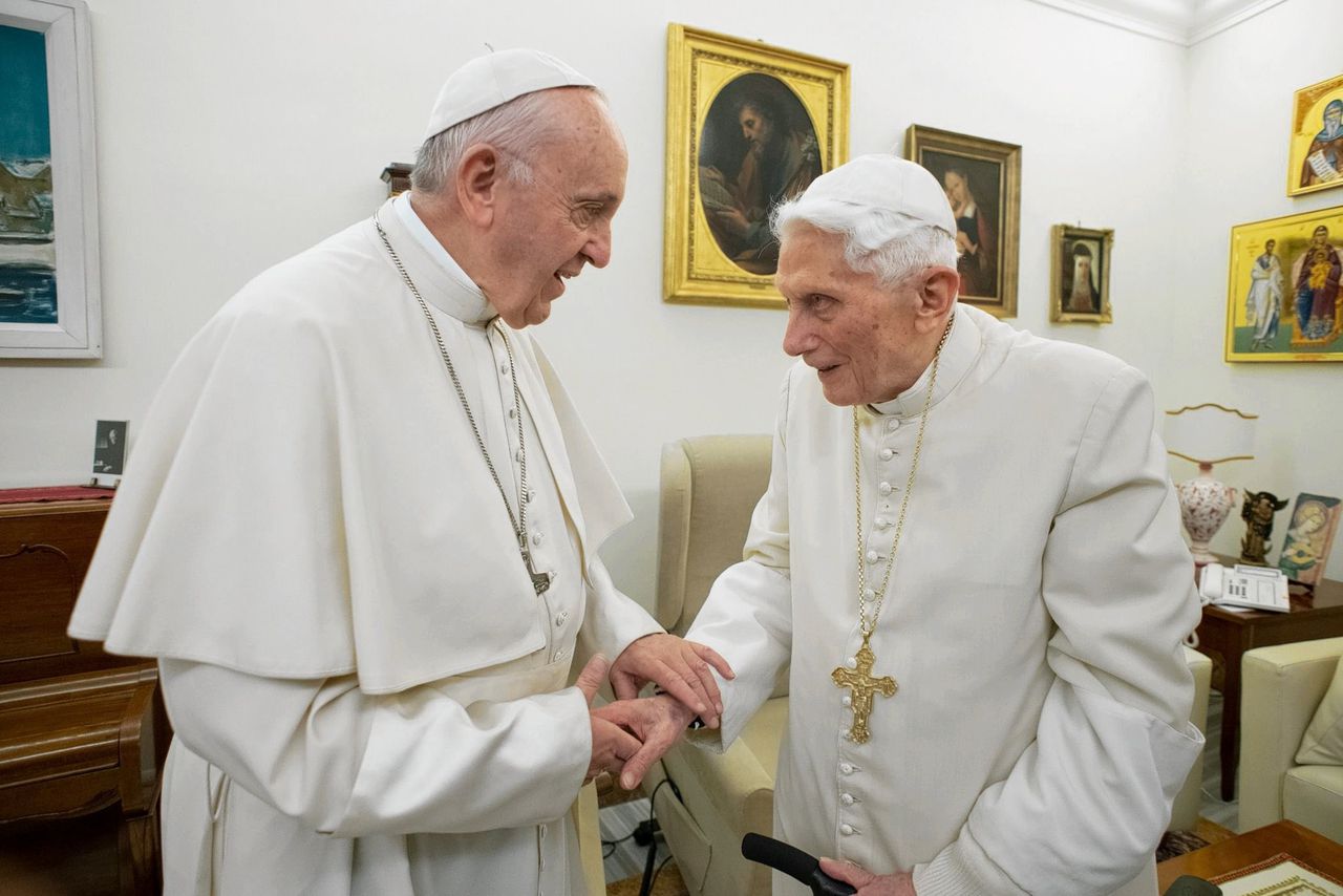 De twee pausen in een vriendschappelijke ontmoeting in december 2018.
