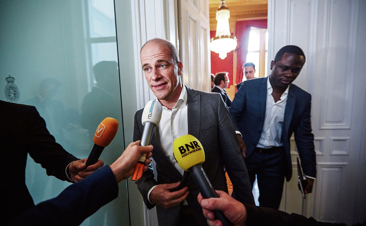 PvdA-leider Diederik Samsom vanmorgen na een geplande fractievergadering waarbij ook over de uitspraken van Felix Rottenberg werd gesproken. Achter hem zijnwoordvoerder Sherlo Esajas.