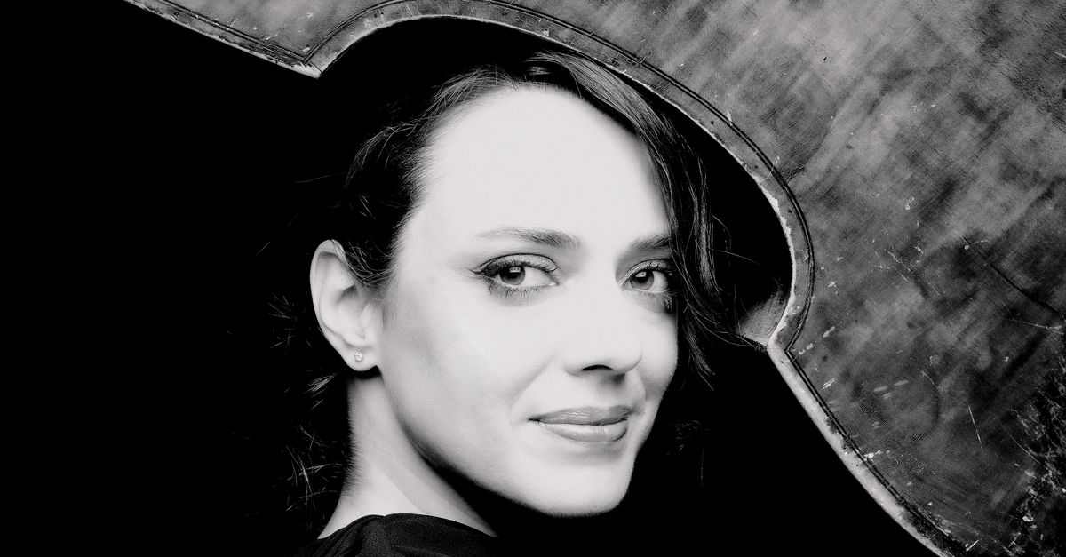 Contrabassist Uxía Martínez Botana wil &#8216;de ziel van de samenleving verrijken&#8217;
