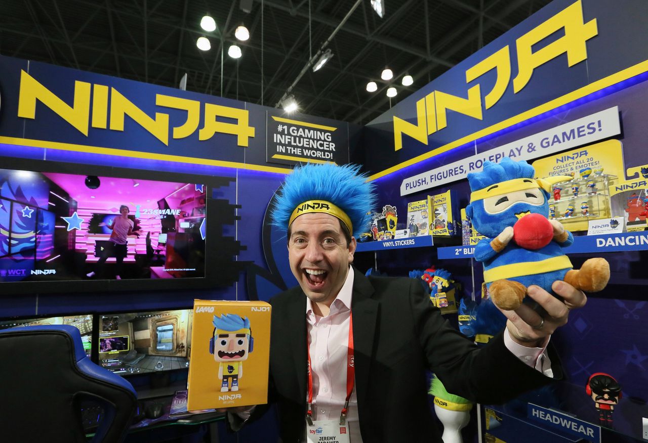Een medewerker van Wicked Cool Toys laat merchandise zien van Fortnite-speler Tyler ‘Ninja’ Blevins
