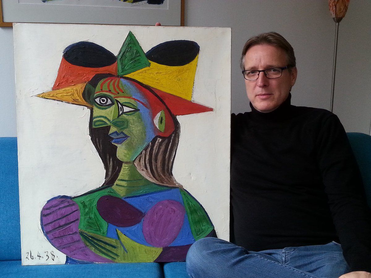 Arthur Brand poseert met de teruggevonden Picasso.