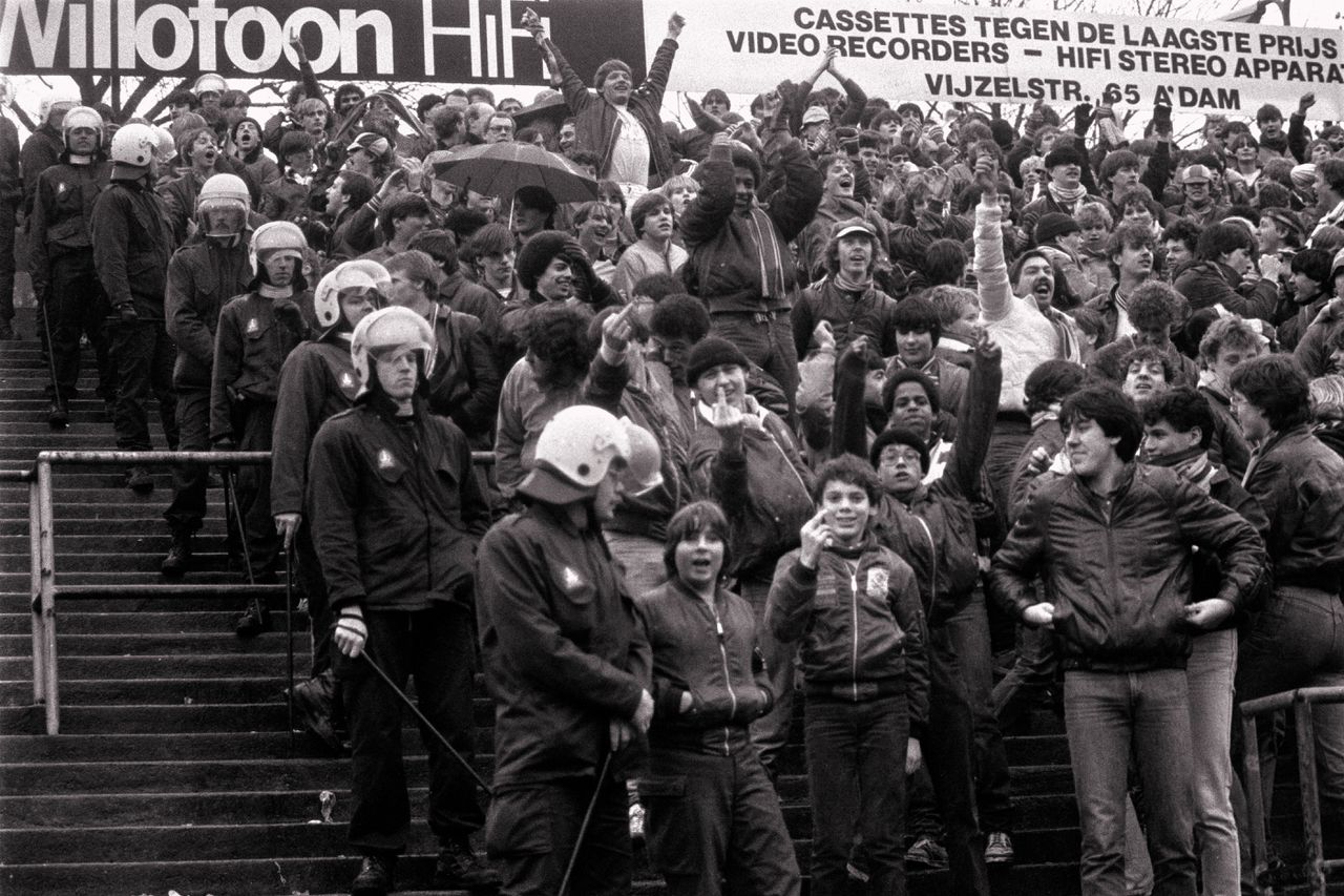Ajax-ADO Den Haag, 15 januari 1983. De sfeer is grimmig in het uitvak van voetbalstadion De Meer in Amsterdam.