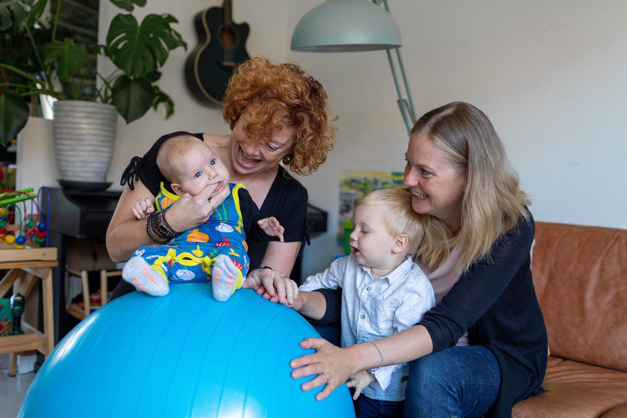 Doula Maartje Bruning (links) bij een bezoek aan Annemieke van Barneveld, die recent is bevallen van haar tweede zoon. Beide kinderen zijn geboren in het bijzijn van de doula.