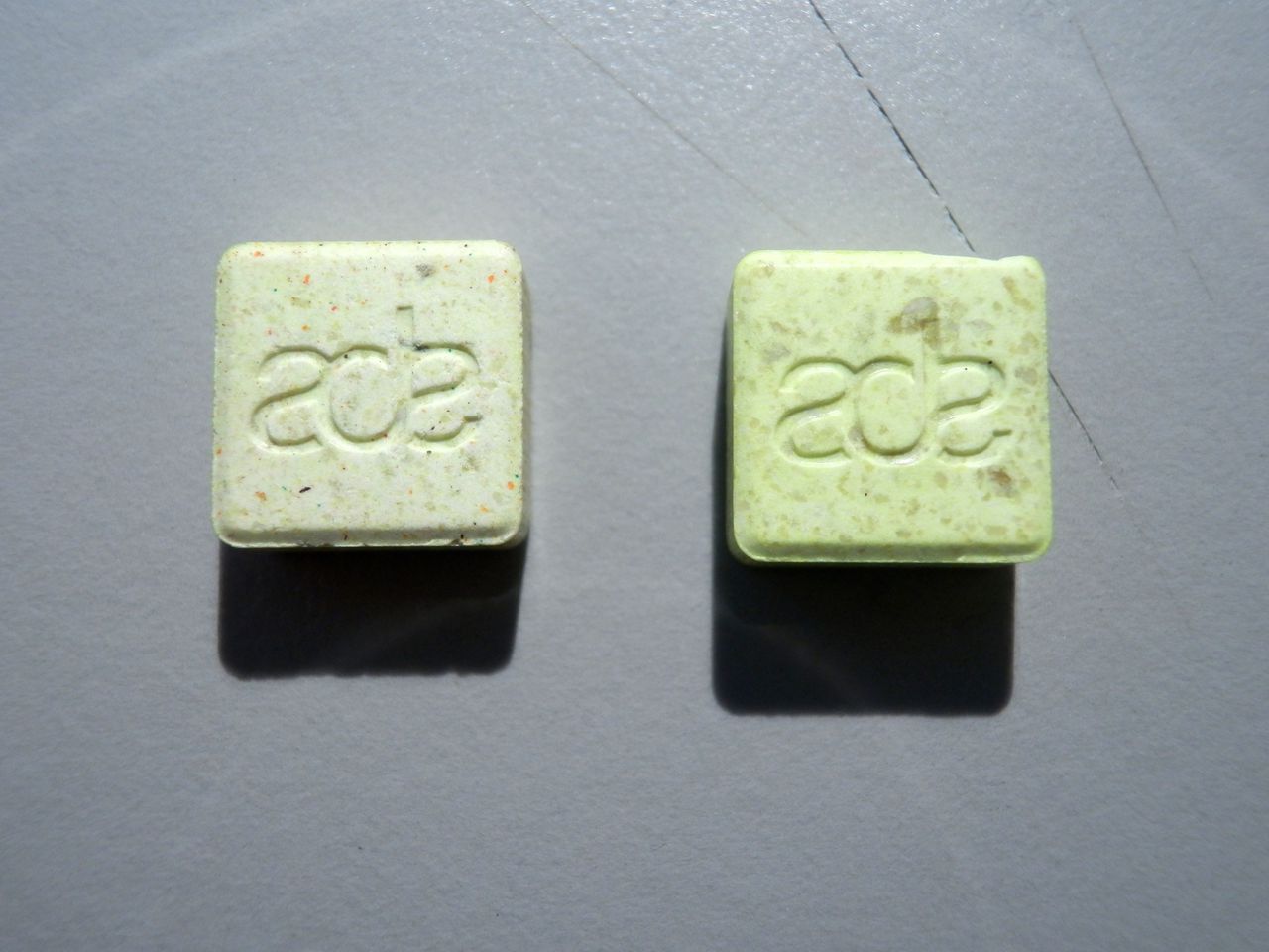 Een xtc-pil met een ADE-logo, dat refereert aan het Amsterdam Dance Event. Volgens het Trimbos-instituut kunnen deze tabletten extreem hoge doses MDMA bevatten en zijn ze daardoor levensgevaarlijk.