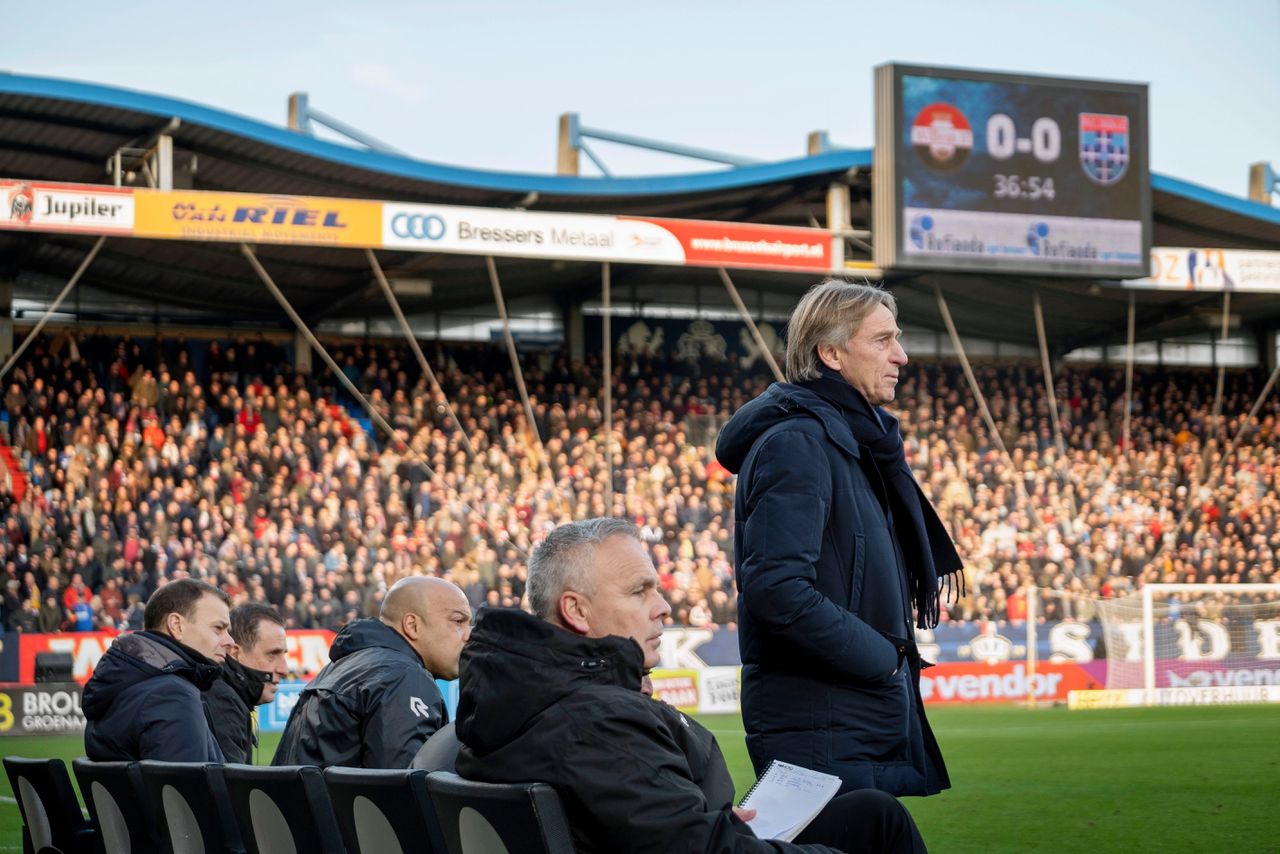 Willem II-trainer Adrie Koster (staand) tijdens de wedstrijd tegen PEC Zwolle.