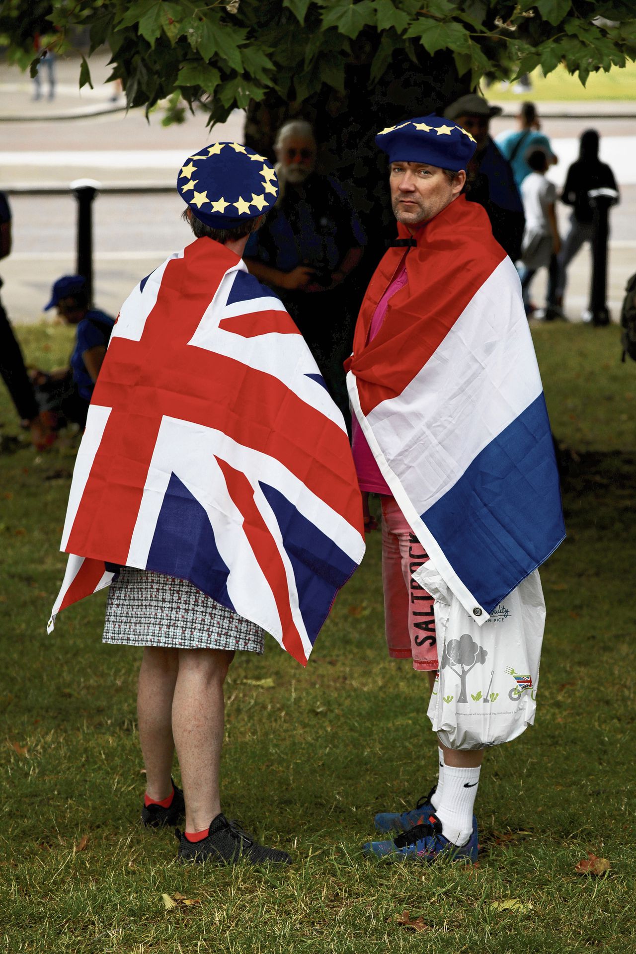 Debbie Southerton, Engels, en haar Nederlandse partner Jan De Jonge, wonen in Wiltshire een anti-Brexit demonstratie bij.