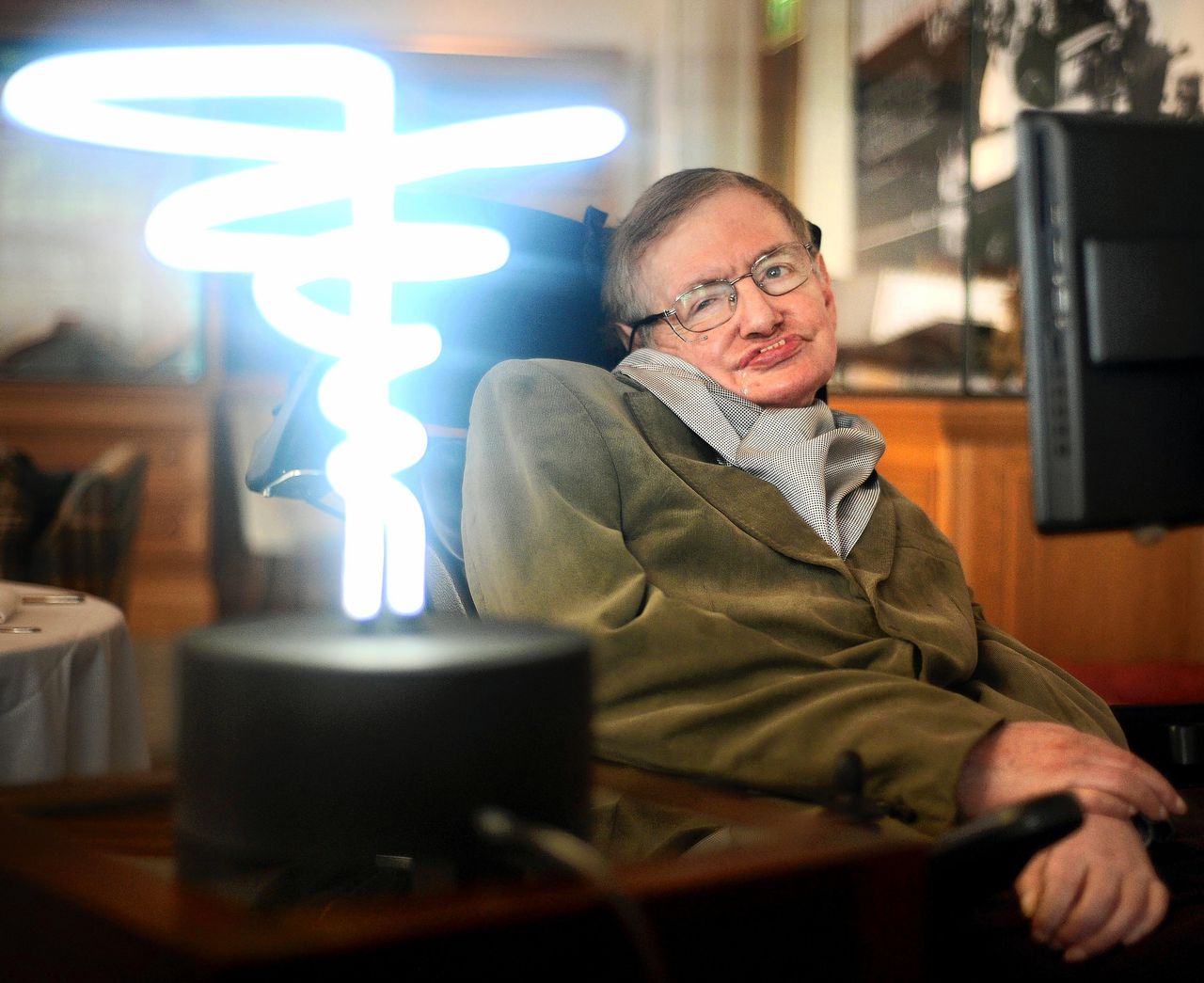 Stephen Hawking in 2012 tijdens een bezoek aan het Science Museum in London.