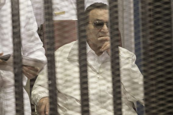 Oud-president Hosni Mubarak achter tralies op archiefbeeld.