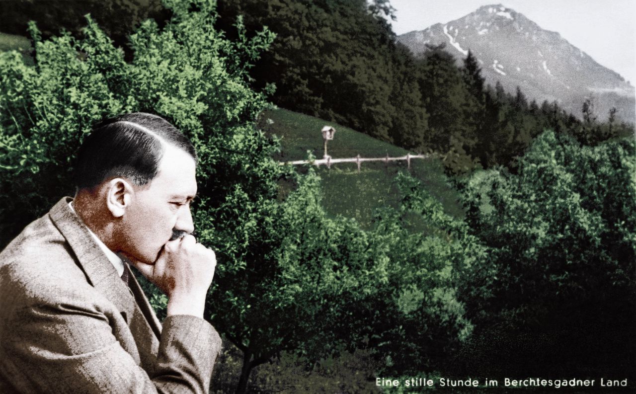 Een peinzende Adolf Hitler in de omgeving van Berchtesgaden, circa 1938
