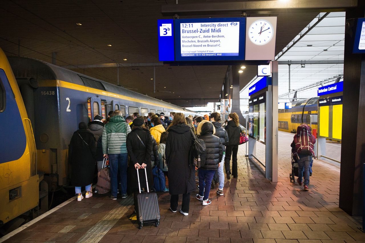 Op het perron van Rotterdam-Centraal is het erg druk voor de trein die naar Antwerpen en Brussel rijdt.
