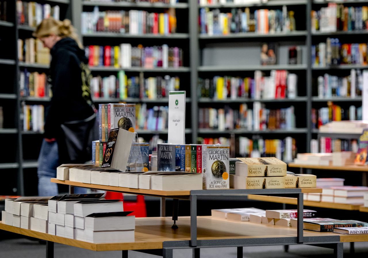Een klant in een boekhandel van Polare in Rotterdam begin dit jaar.