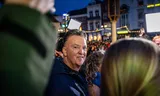 Louis van Gaal voorafgaand aan de start van 3FM Serious Request. Drie dj's laten zich een week opsluiten in het Glazen Huis om geld in te zamelen.