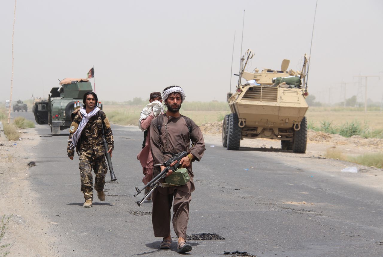 Een Afghaanse veiligheidsdienst tijdens een patrouille in Talibaan-gebied.