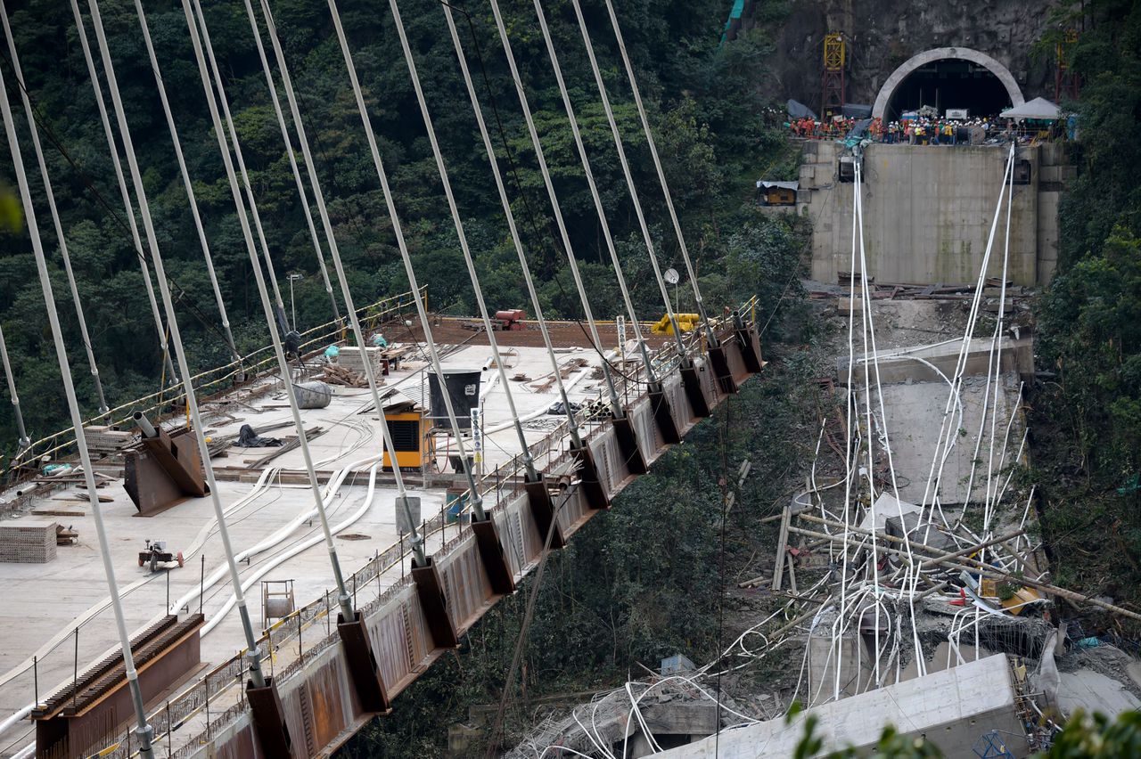 De ingestorte brug in het midden van Colombia. Zoekacties zijn gaande.