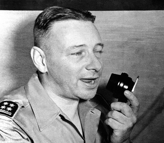 Generaal Simon H. Spoor voor de microfoon. Volgens een promovendus moet het beeld van hem worden bijgesteld.