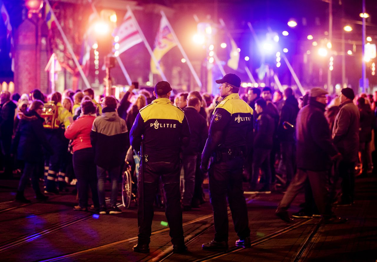 ‘Politie laat 21.000 agenten oordoppen aanmeten vanwege vuurwerk’ 