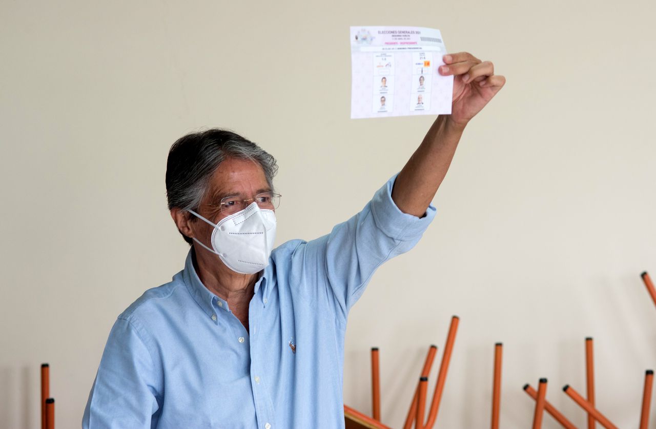 De uiteindelijke winnaar Guillermo Lasso zondagmiddag bij het uitbrengen van zijn stem in een stembureau in Guayaquil.