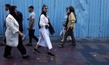 Iraanse vrouwen in de straten van Teheran eerder deze maand.  Niet alle vrouwen dragen de verplichte hoofddoek.