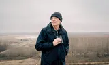 Rob Biersma op de afvalberg Het Groene Schip. Op de achtergrond natuurgebied De Houtrak.