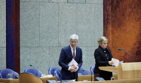 Ministers Plasterk (Binnenlandse Zaken) en Hennis-Plasschaert (Defensie) in de Tweede Kamer.