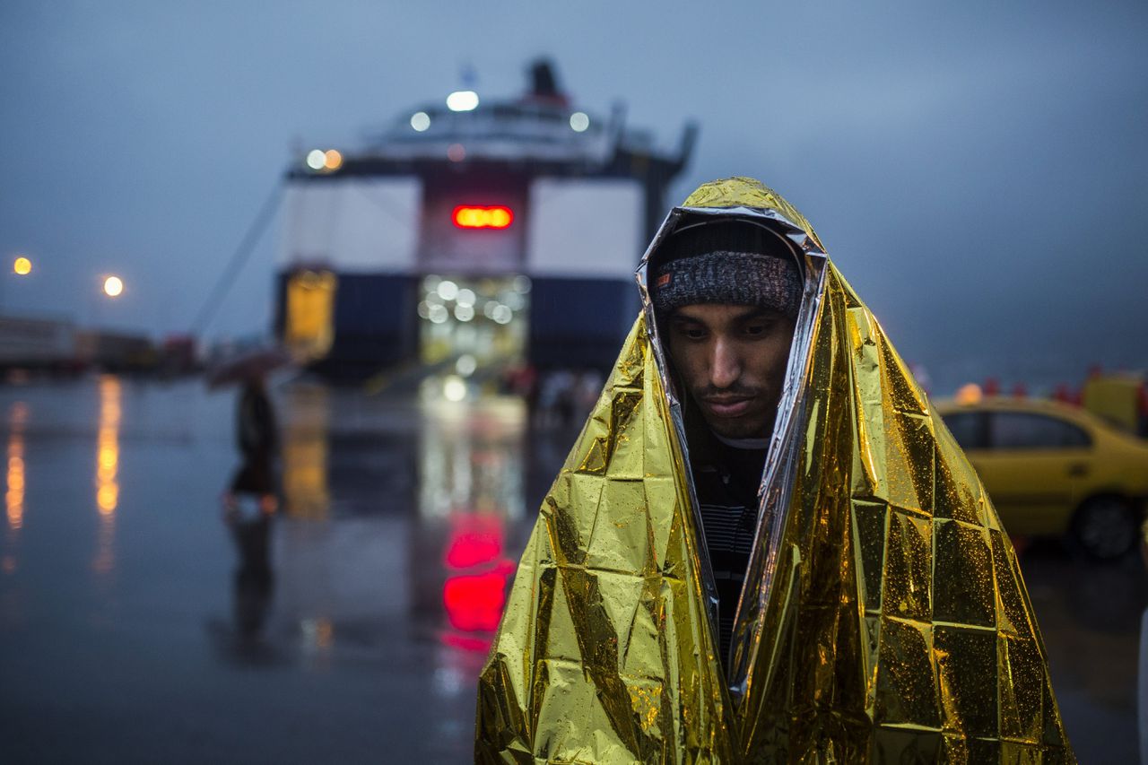 Een vluchteling wacht bij de haven op het Griekse eiland Lesbos tot hij op de veerboot mag. Foto Santi Palacios/AP