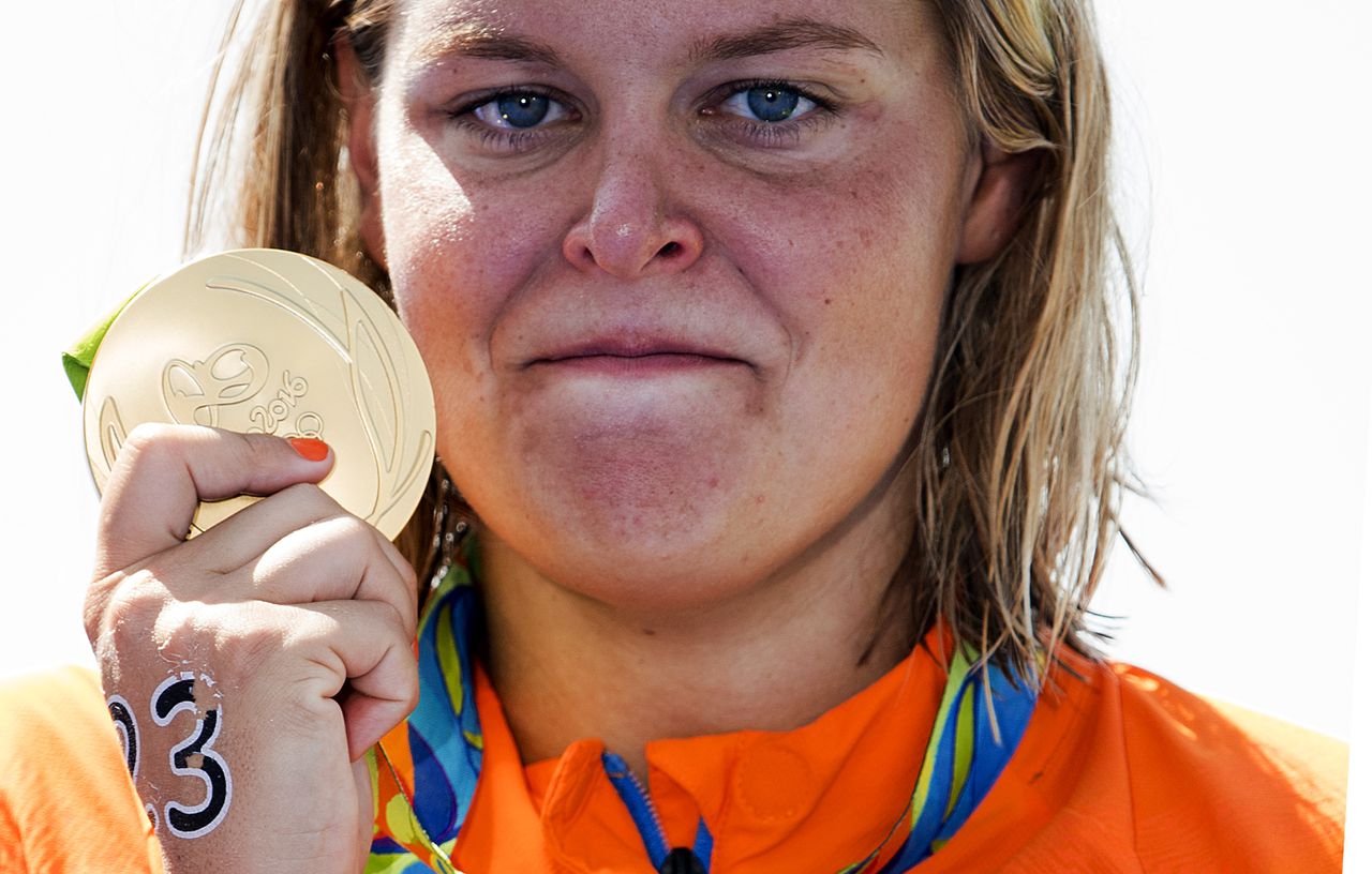 Sharon van Rouwendaal met de gouden medaille voor de 10 km openwaterzwemmen