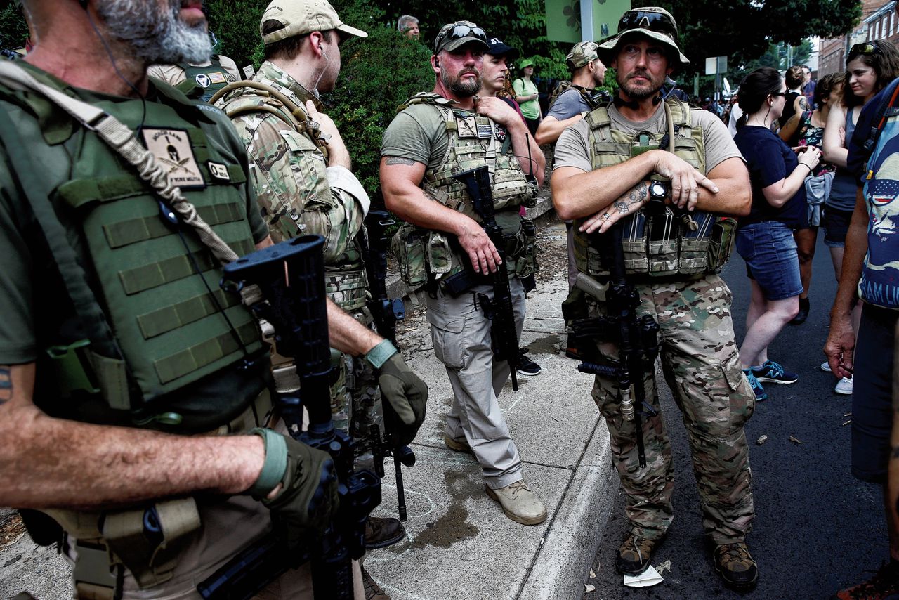 Leden van extreem-rechtse milities, zaterdag in Charlottesville. De burgemeester van de stad noemde hen zwaarder bewapend dan de politie.