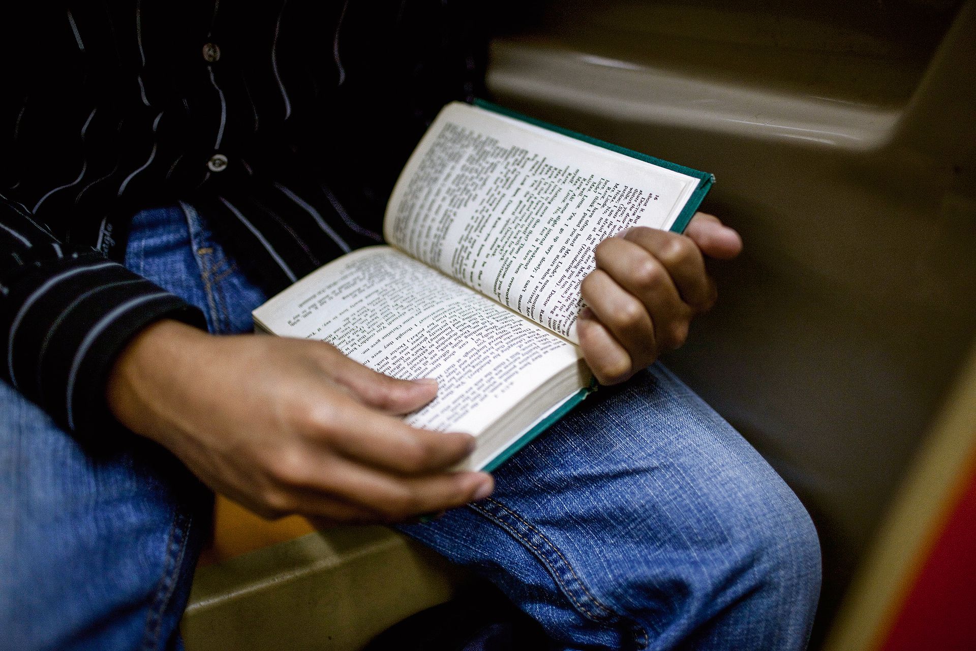 Книги бывших заключенных. Харуки Мураками призраки Лексингтона. Мужчина с книгой в руках. Мужчина читает книгу. Парень читающий книгу в автобусе.