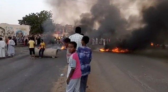 Straatprotest in Khartoem na militaire staatsgreep 