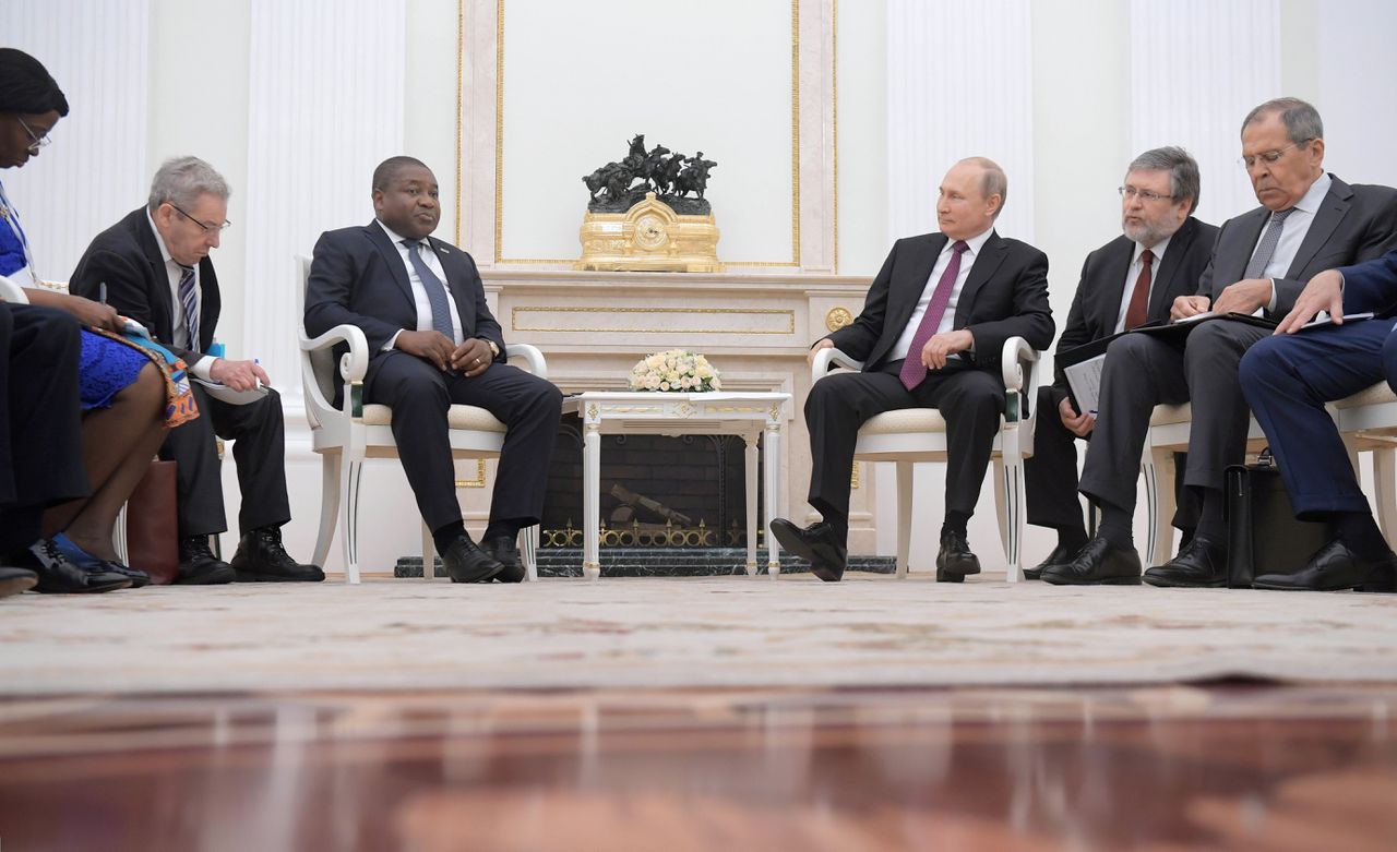 De Russische president Poetin en de president van Mozambique, Filipe Nyusi.