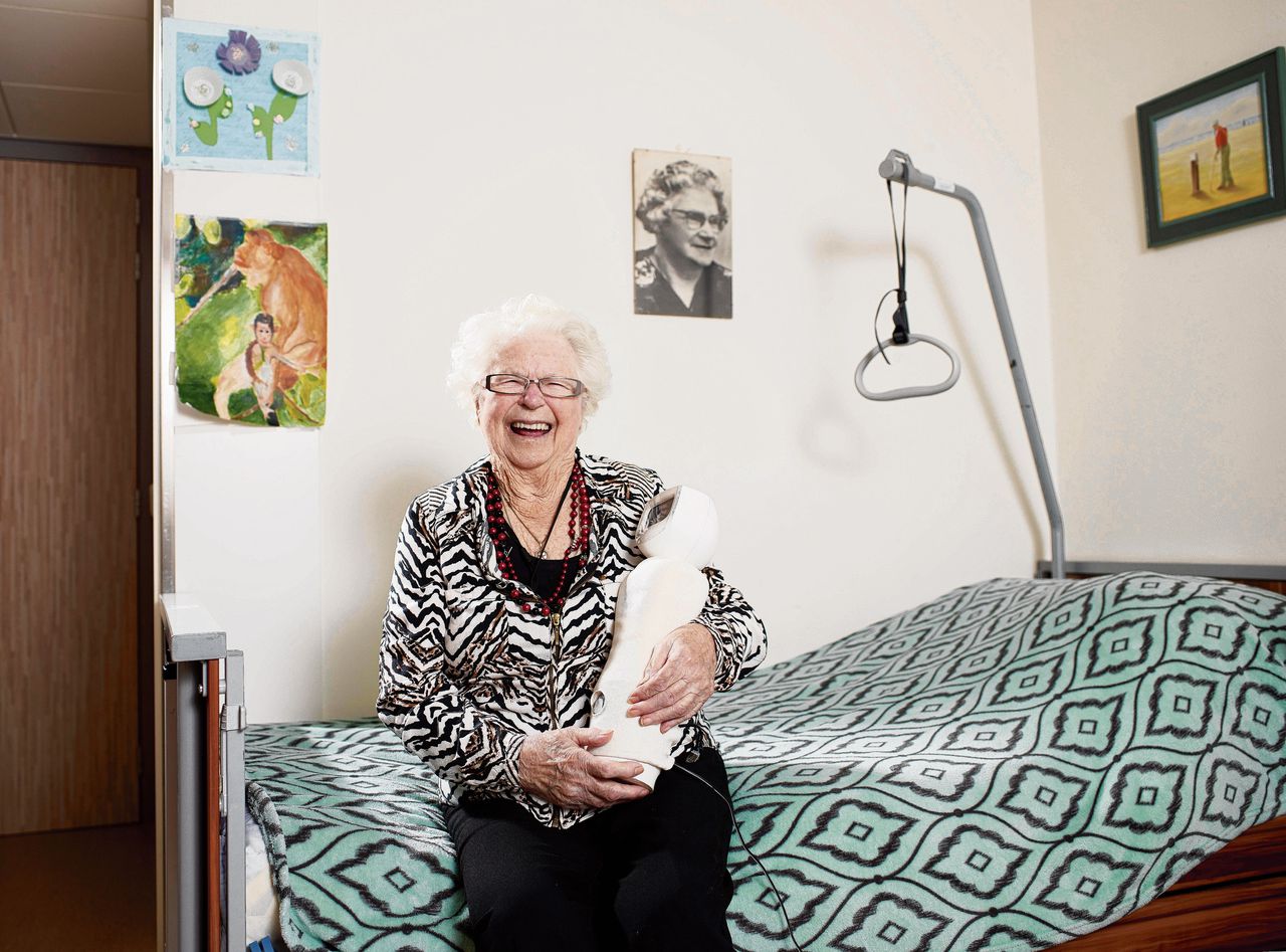In het woonzorgcentrum van Johanna de Boer (92) beginnen binnenkort testen met zorgrobot Alice.