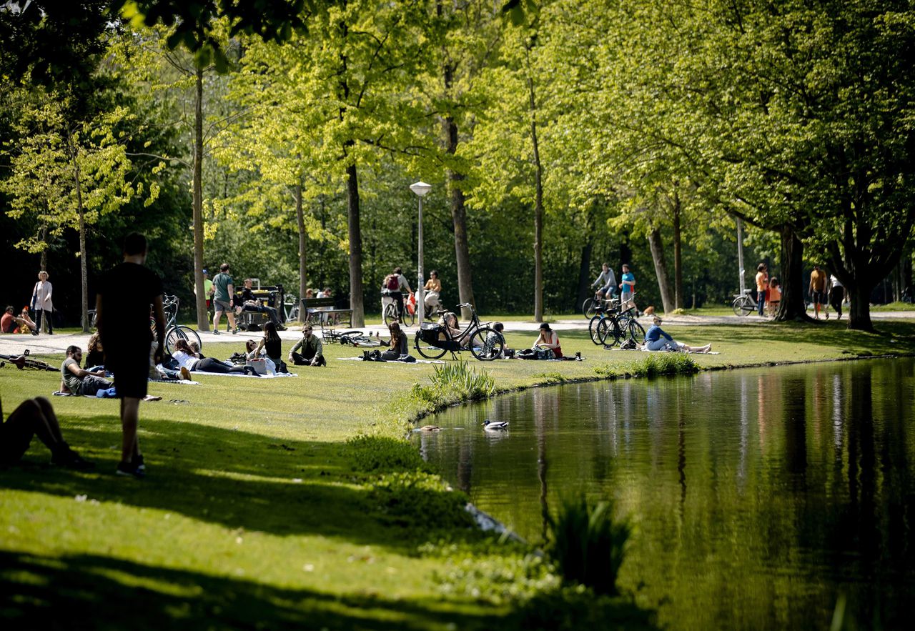 Het was dit jaar zonnig op Koningsdag. Door de uitbraak van het coronavirus waren er in het Vondelpark geen festiviteiten georganiseerd.