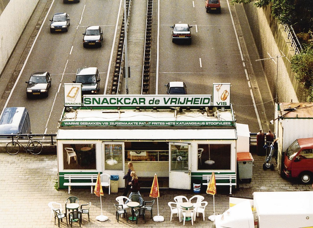Snackcar de Vrijheid stond sinds 1984 op het viaduct over de Utrechtsebaan in Den Haag.
