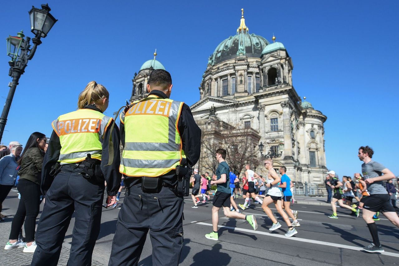 Politie patrouilleert bij de halve marathon in Berlijn, zondagmiddag.