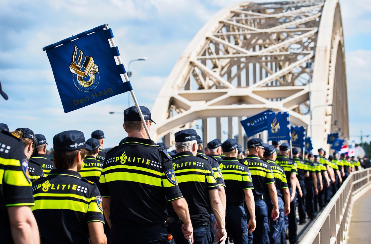 Agenten lopen mee tijdens de Vlaggenparade op de Waalbrug.
