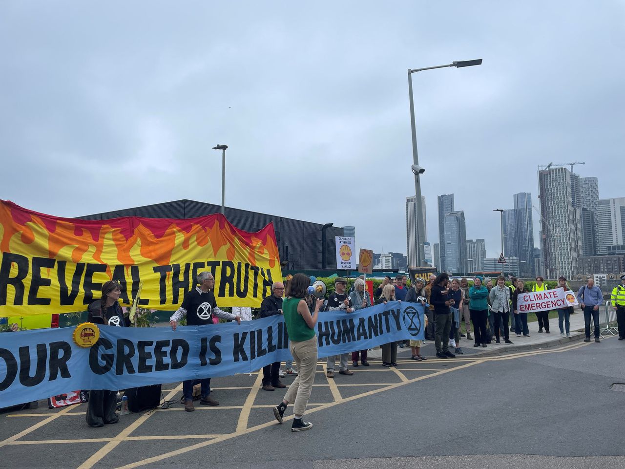 Klimaatactivisten trotseren de beveiliging van Shell en laten zich wederom horen op de aandeelhoudersvergadering 