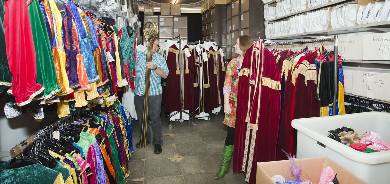 Hans en dochter (Kitty?) gefotografeerd door David Galjaard in hun bedrijf "Maison vd Hoogen" in Amsterdam voor de rubriek "Het Familiebedrijf - Economie pagina zaterdag editie NRC Handelsblad