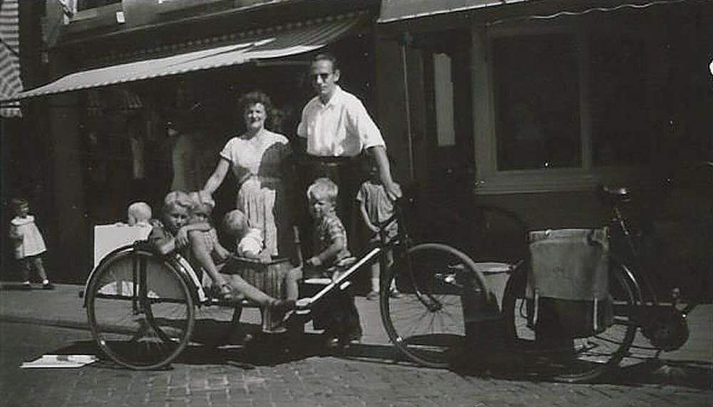 ‘Met z’n vijven bij mijn vader ‘op’ de fiets’ - NRC