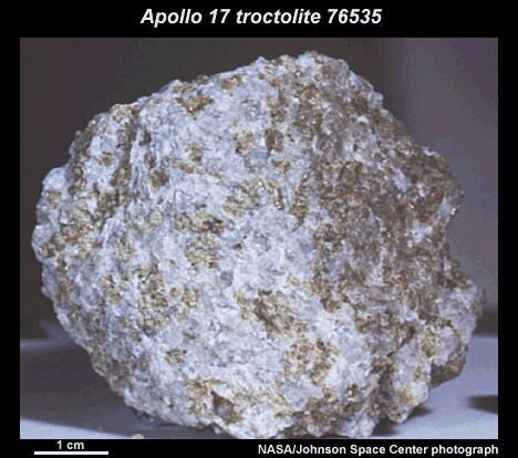 De 6 centimeter grote maansteen 76535 is in 1972 door Apollo 17-astronauten meegenomen uit Mare Serenitatis. (foto NASA/Johnson Space Center)