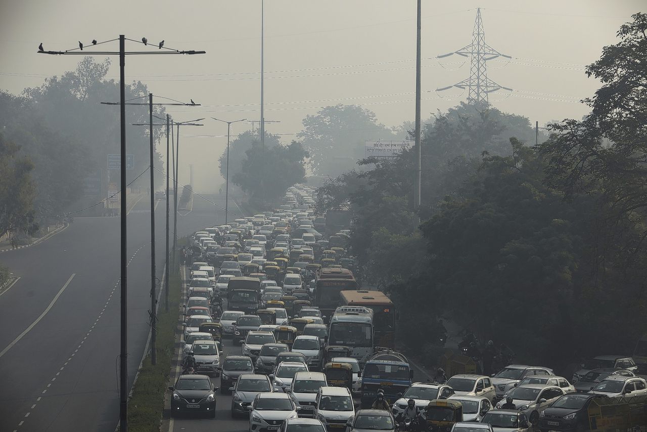 Uitlaatgassen, fabrieksuitstoot en rook hullen New Delhi in een dik pak smog 