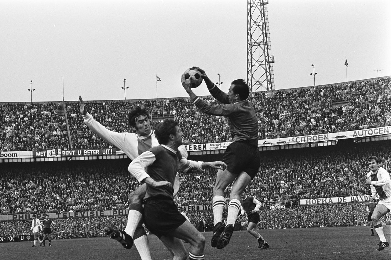 Eddy Pieters Graafland pakt de bal voordat Sjaak Swart erbij kan tijdens de wedstrijd Ajax-Feyenoord in april 1969.