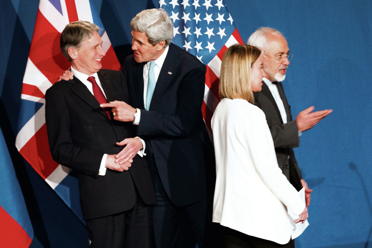 EU-buitenlandchef Federica Mogherini samen met de ministers van Buitenlandse Zaken van Groot-Brittannië (Philip Hammond), de Verenigde Staten (John Kerry) en Iran (Javad Zarif). Foto AP