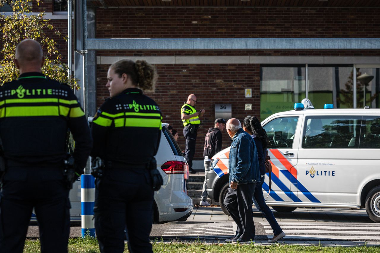 16-jarige die schoot in Roermondse school had vuurwapens, messen en bijl 