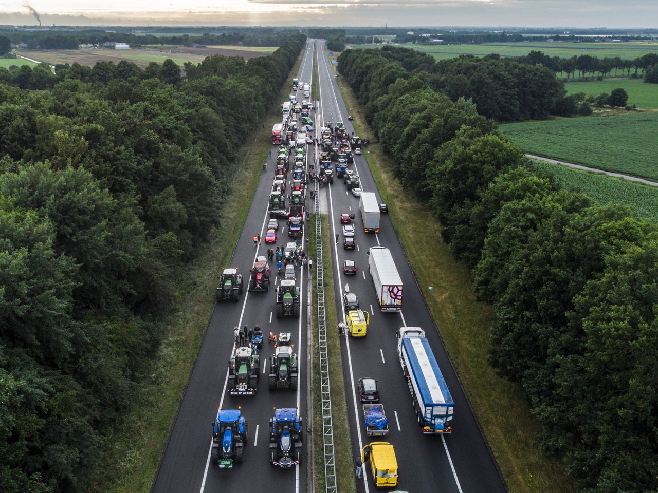 Files door boerenprotesten op zeker vijf snelwegen, hooibalen in brand 